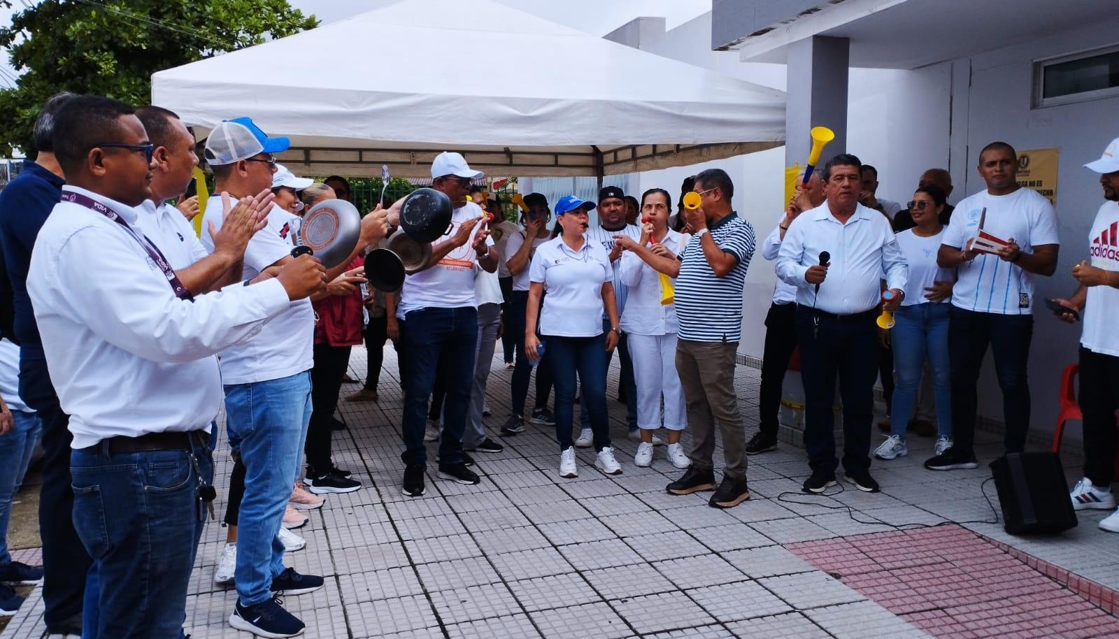 Cacerolazo a las afueras de la sede de MinTrabajo, en Barranquilla. 