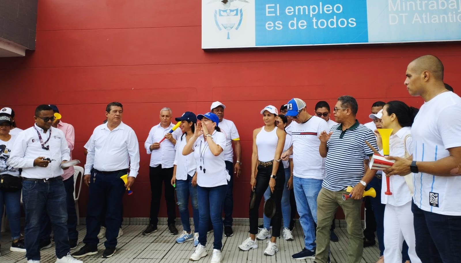Cacerolazo a las afueras de la sede de MinTrabajo, en Barranquilla.