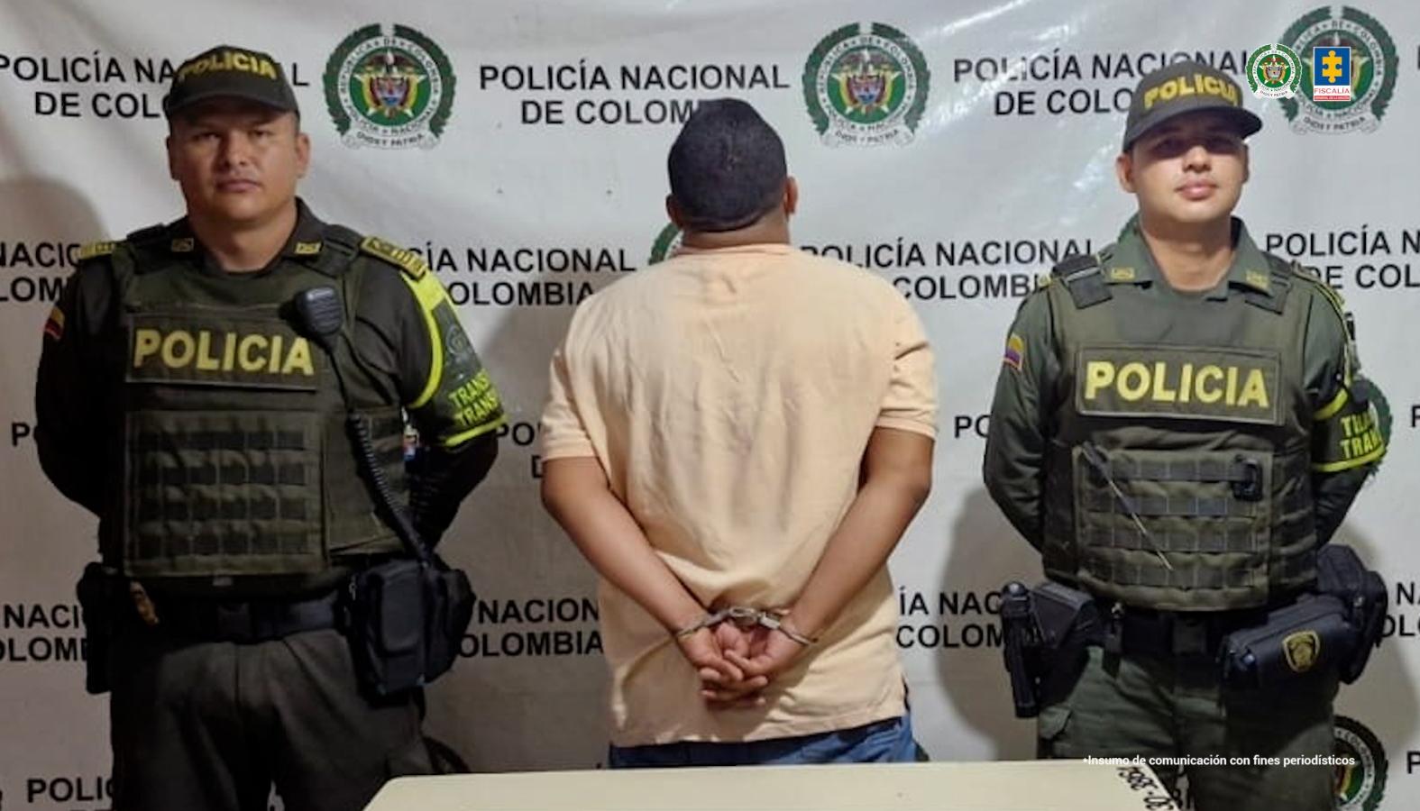 Junto al integrante de la UNP fue capturado un adolescente.