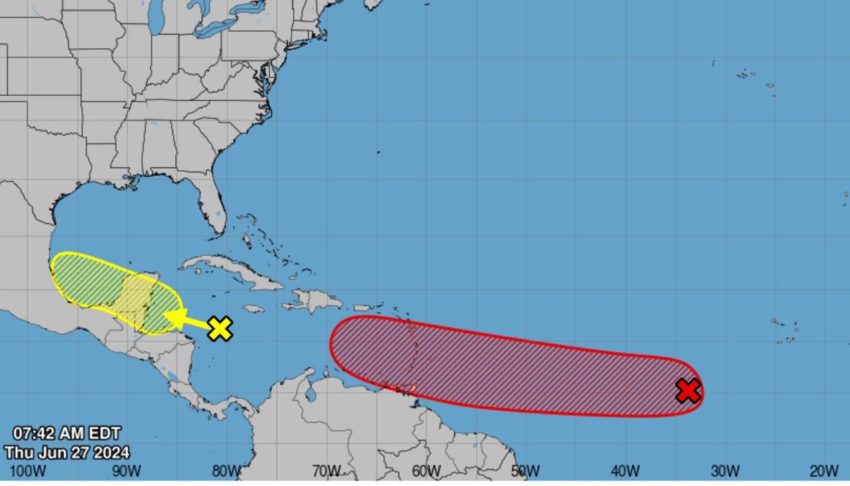 La X roja donde se sitúa la onda tropical que podría convertirse en tormenta.  