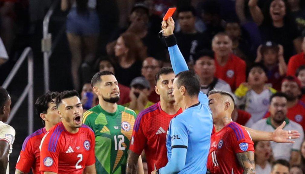 El árbitro colombiano Wilmar Roldán fue protagonista en el juego.