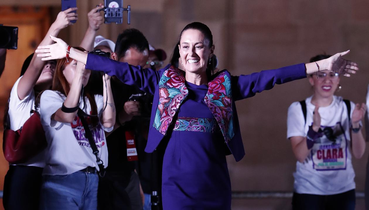  Claudia Sheinbaum, ganadora de la elección, saluda a simpatizantes