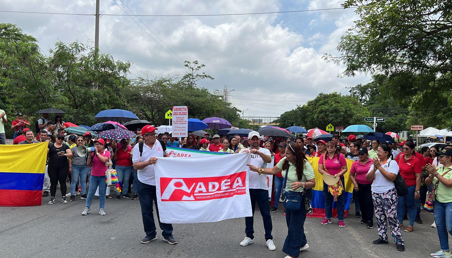 Bloqueos intermitentes de docentes en la calle 30