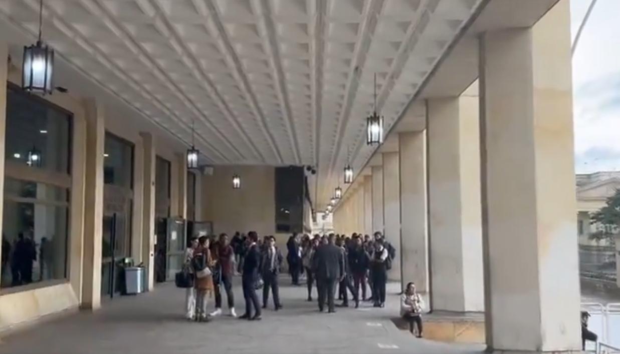 Personas evacuando edificio del Congreso.