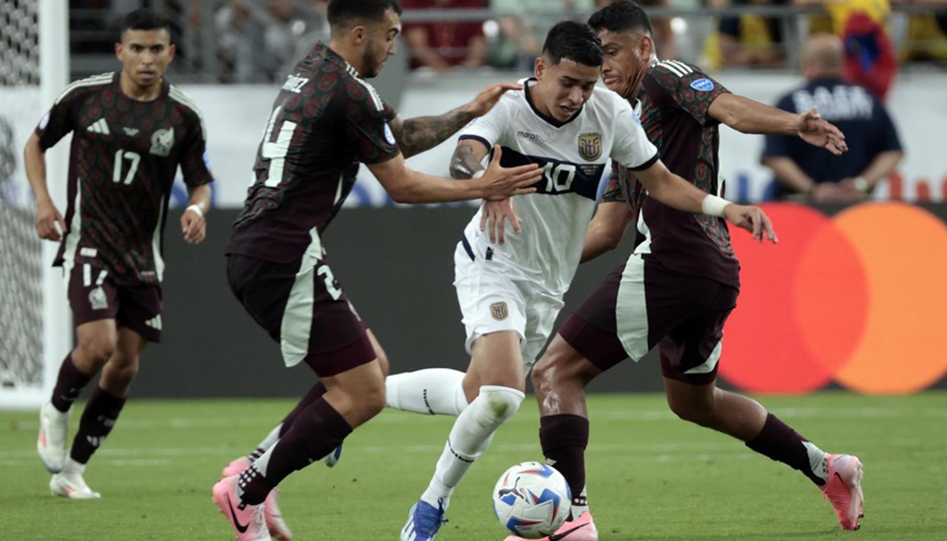 Aspecto del partido entre Ecuador y México. 