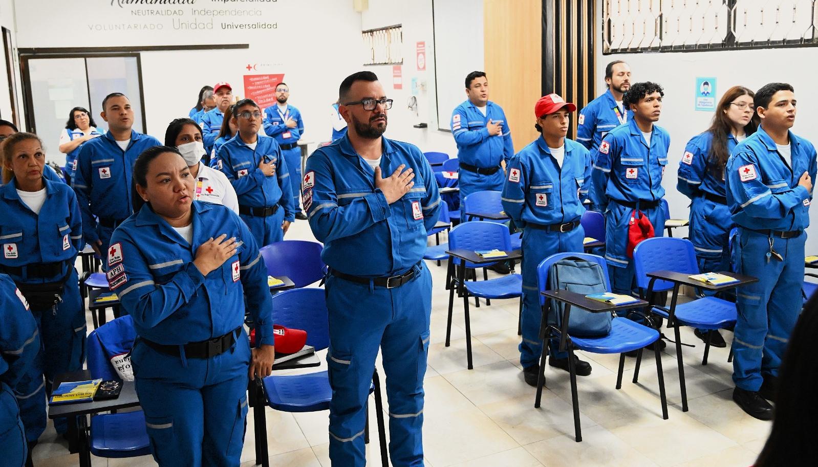 Capacitación a voluntarios por parte de la Cruz Roja.