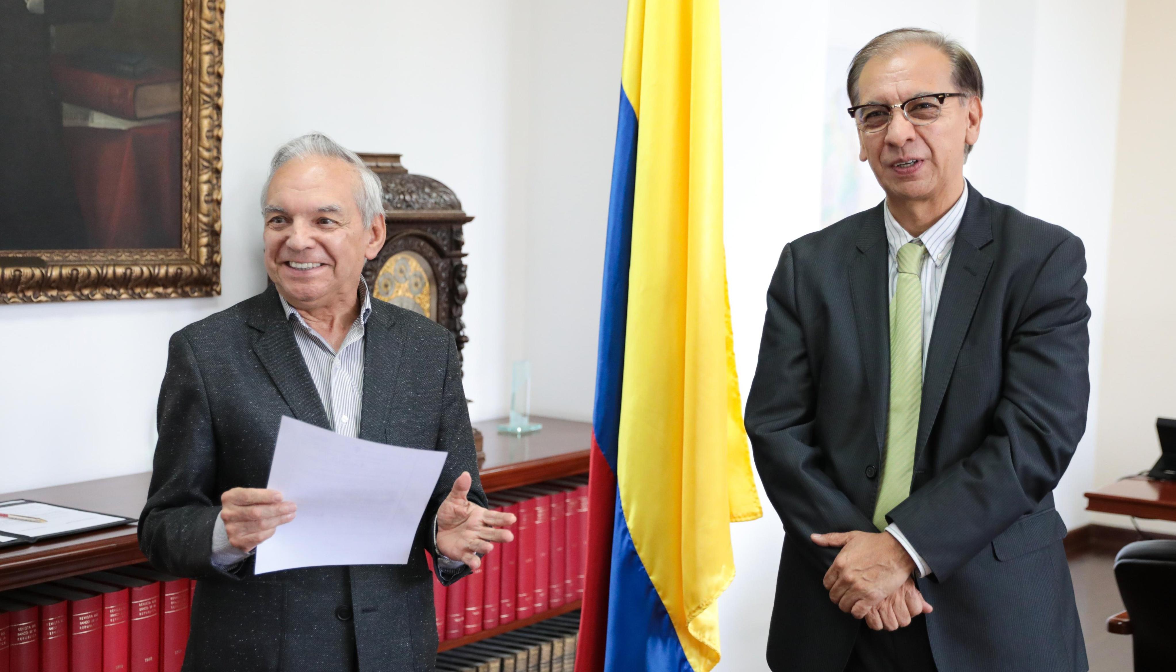 El ministro de Hacienda, Ricardo Bonilla, y el nuevo director de la Dian, Jairo Orlando Villabona.