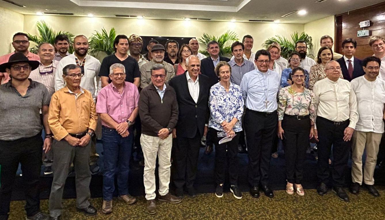 La delegación del Gobierno y del ELN en la reunión de mayo en Caracas