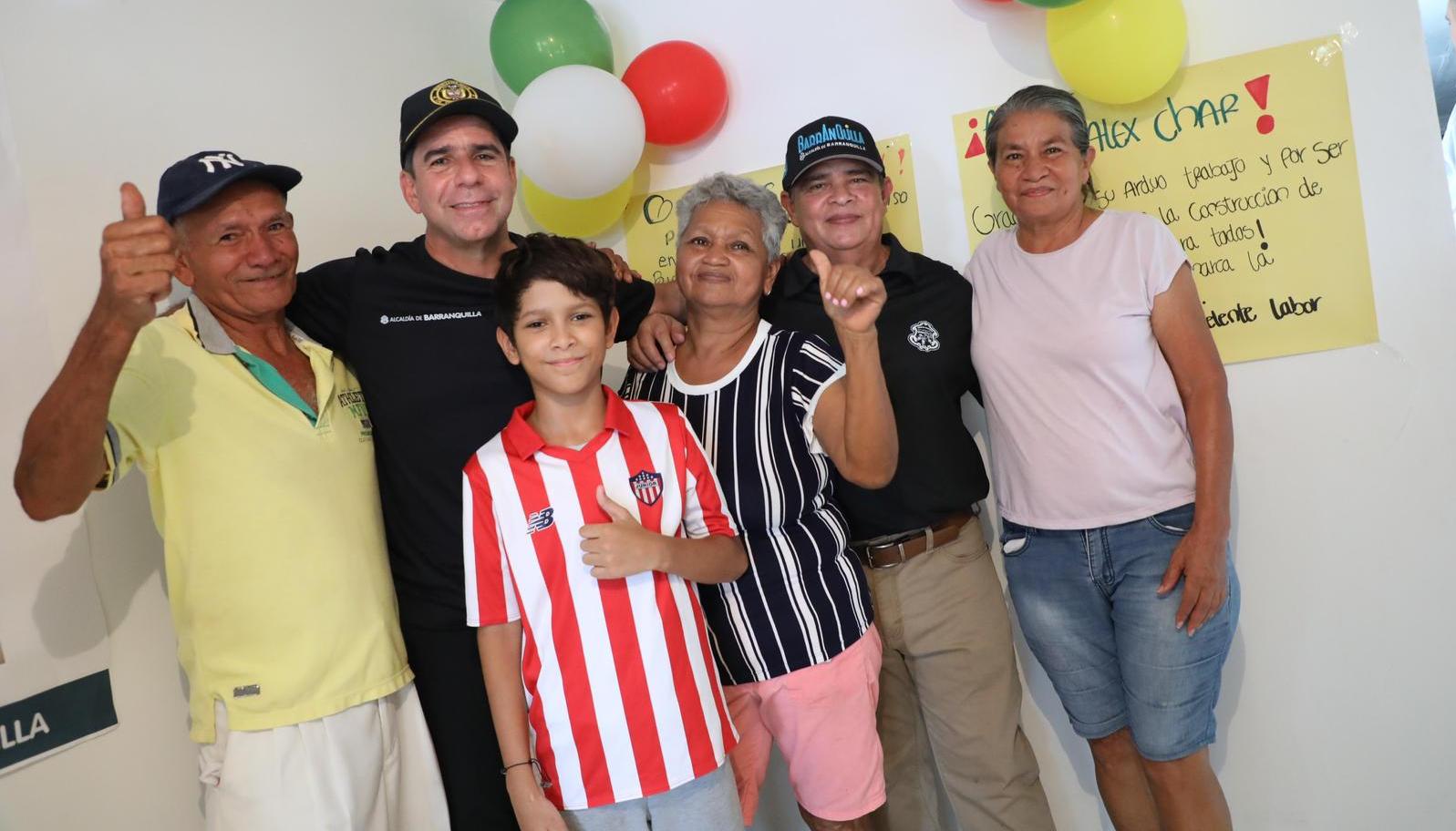 El Alcalde Alex Char con una de las familias beneficiadas.