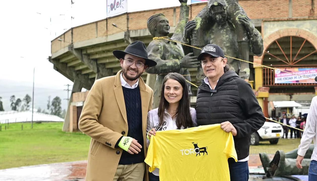 El Alcalde de Duitama, José Luis Bohórquez; la senadora Esmeralda Hernández y el director del DPS, Gustavo Bolívar.