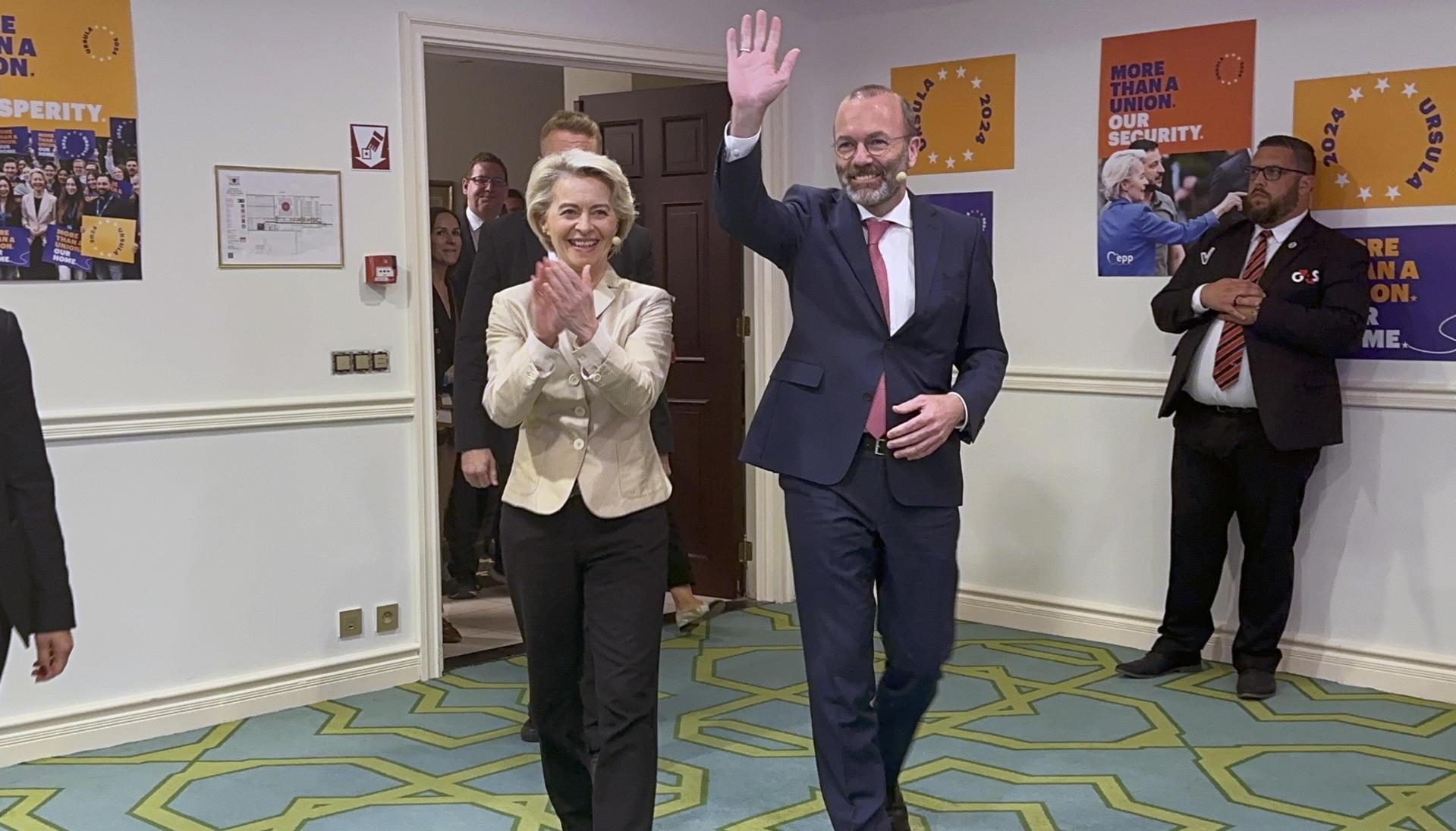 La presidenta de la Comisión Europea y candidata del PPE, Ursula von der Leyen, junto al presidente del partido Manfred Weber.