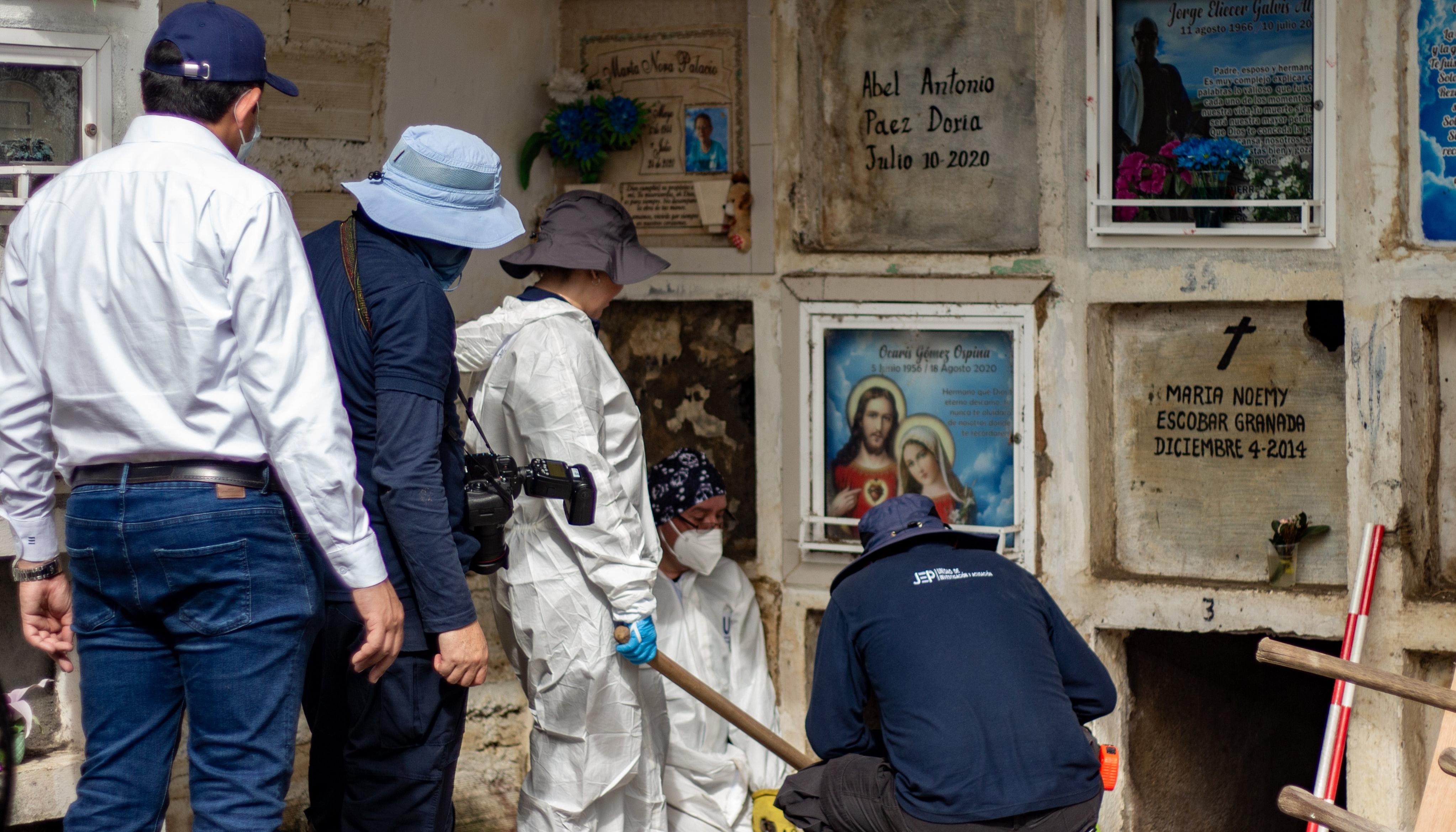Exhumación de cuerpos en Apartadó.