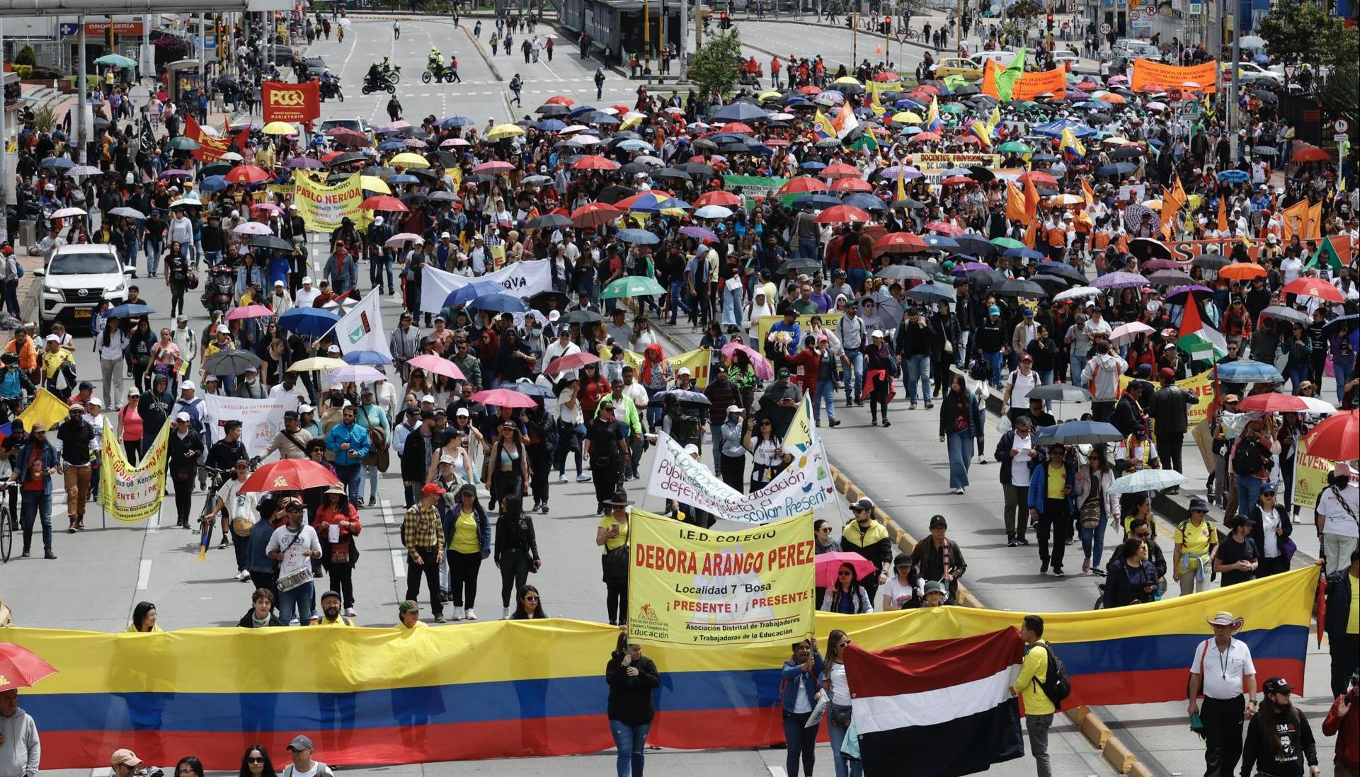 Docentes se tomaron algunas de las calles más importantes de Bogotá.