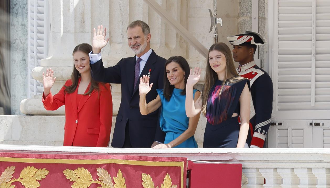 Felipe VI en compañía de su esposa y sus dos hijas.