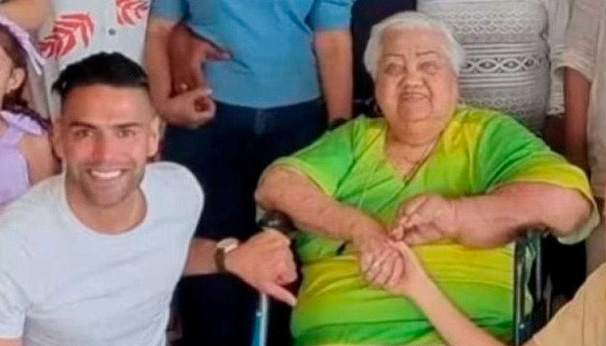 Falcao García y su abuela Dennis King.