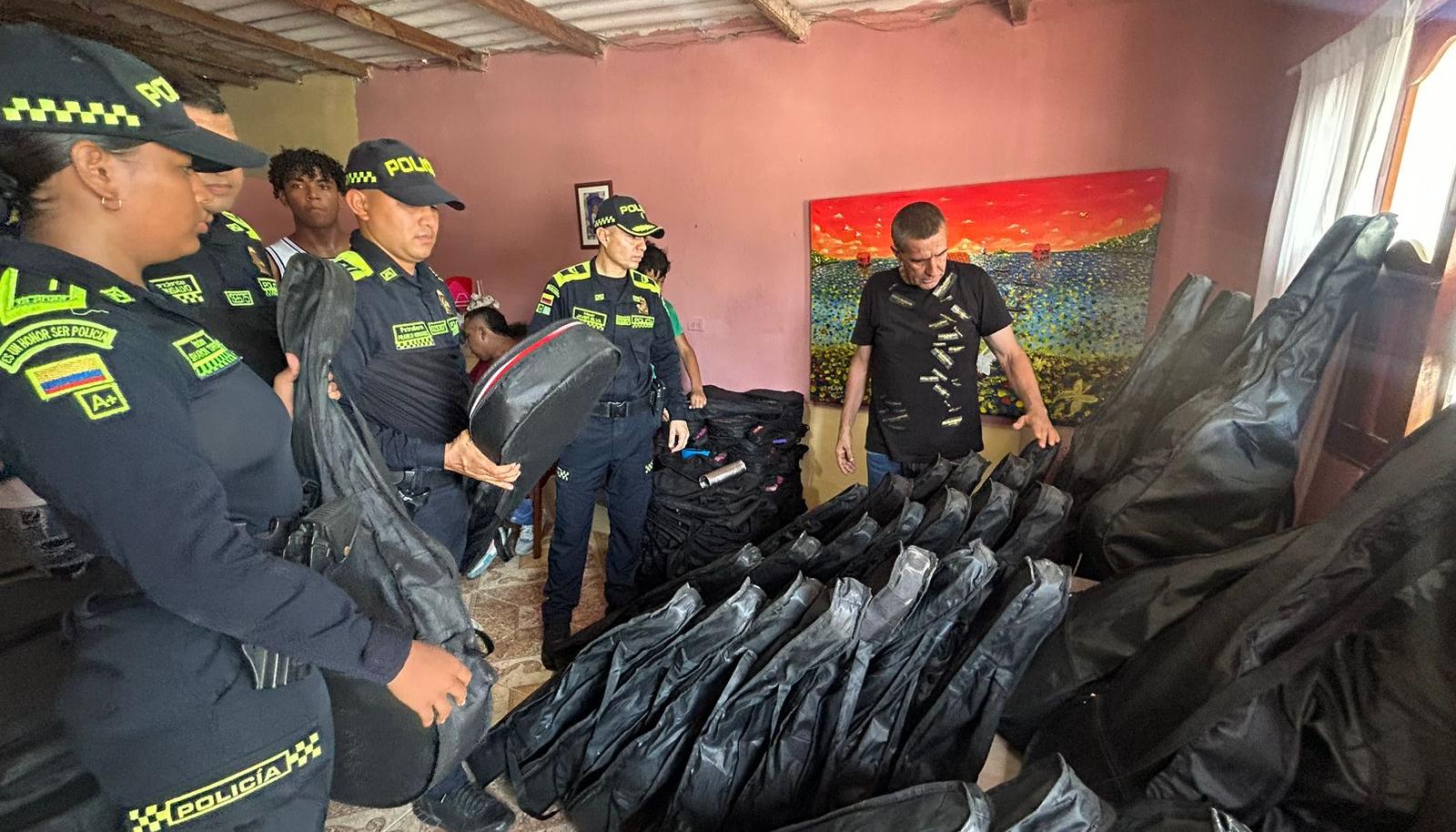 Las guitarras han sido entregadas a la Policía Metropolitana de Santa Marta.