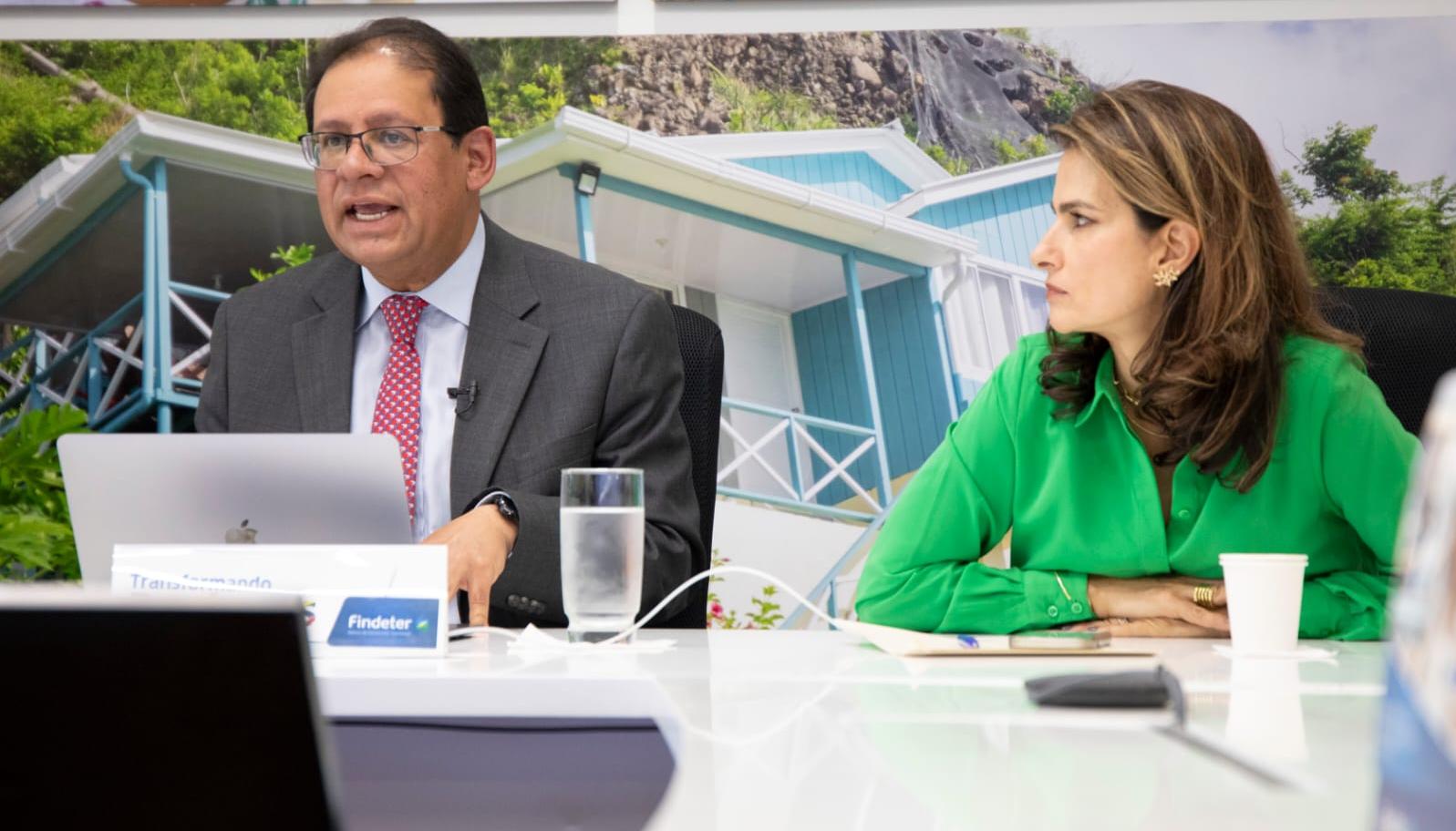 Gustavo Marulanda, Director General Instituto Geográfico Agustín Codazzi y María Amparo Arango, Vicepresidenta Comercial de Findeter.