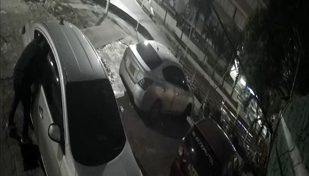Hombre robando pertenencias que estaban en un vehículo. 