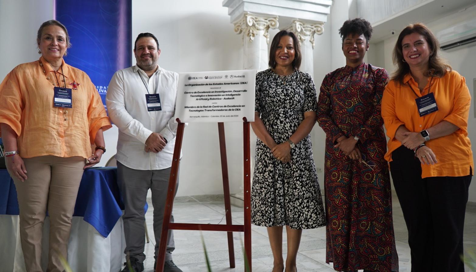 Ana Lucía Caicedo, viceministra de Conocimiento, Innovación y Productividad y Paola Amar, secretaria de Educación Distrital, entre otros