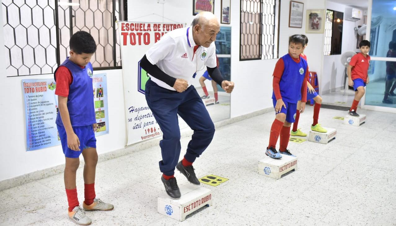 Jesús 'Toto' Rubio, en plena labor con los niños de su escuela, en el inmueble entregado por la SAE.