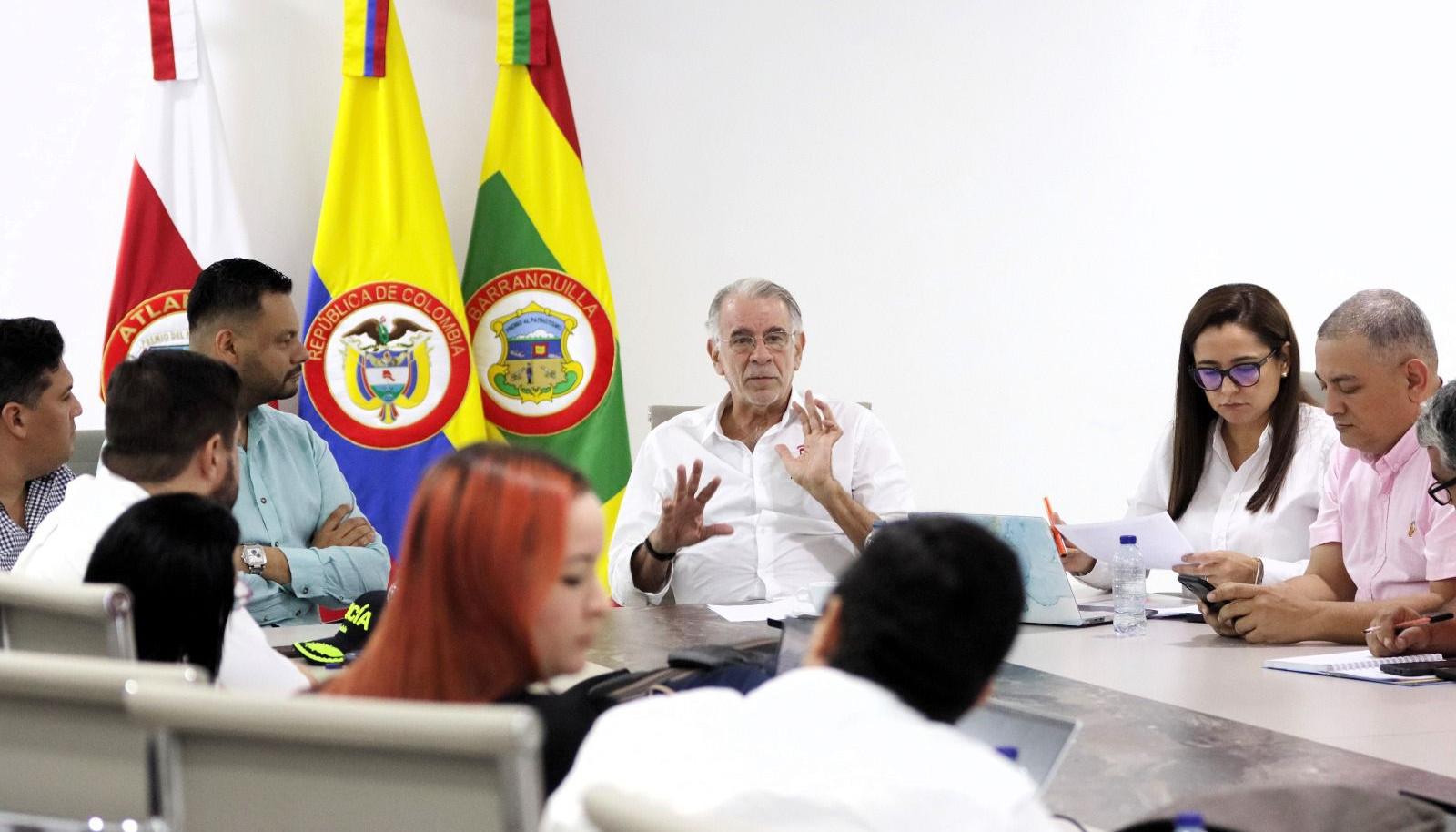 El gobernador del Atlántico presidiendo la reunión con Air-e y alcaldes.