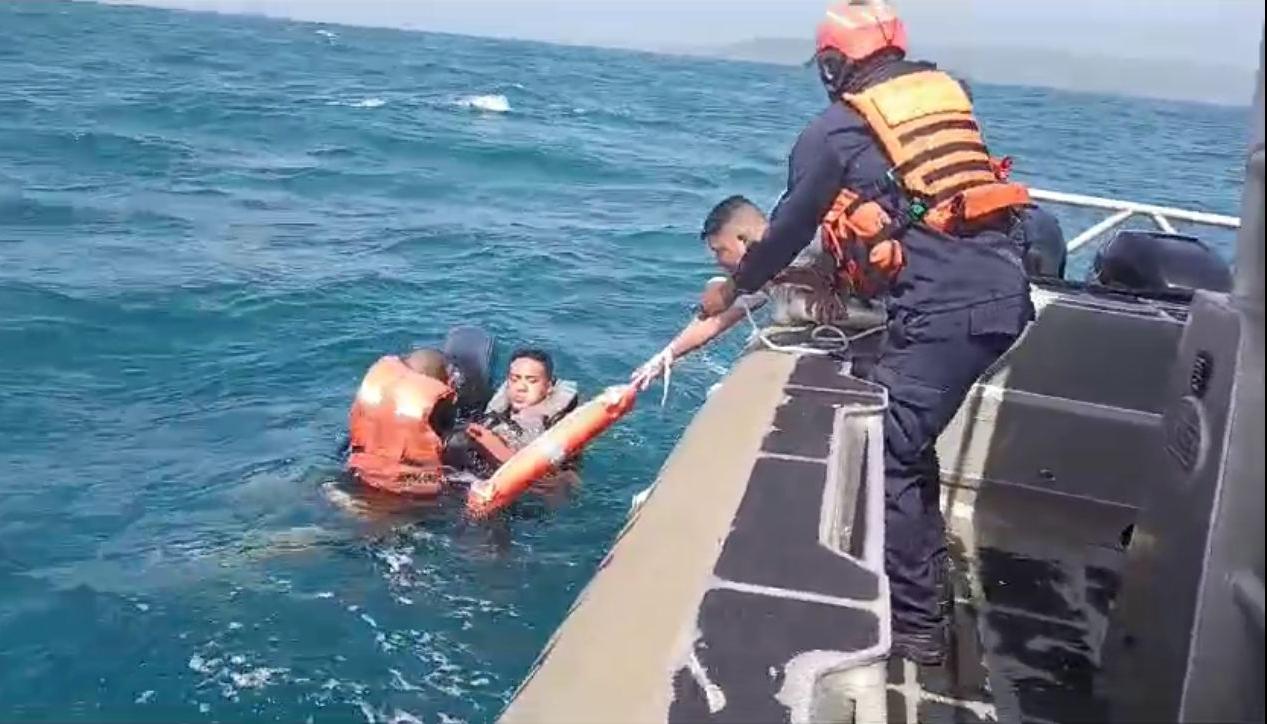 Rescate de embarcación "Rachete 21" frente a Puerto Velero