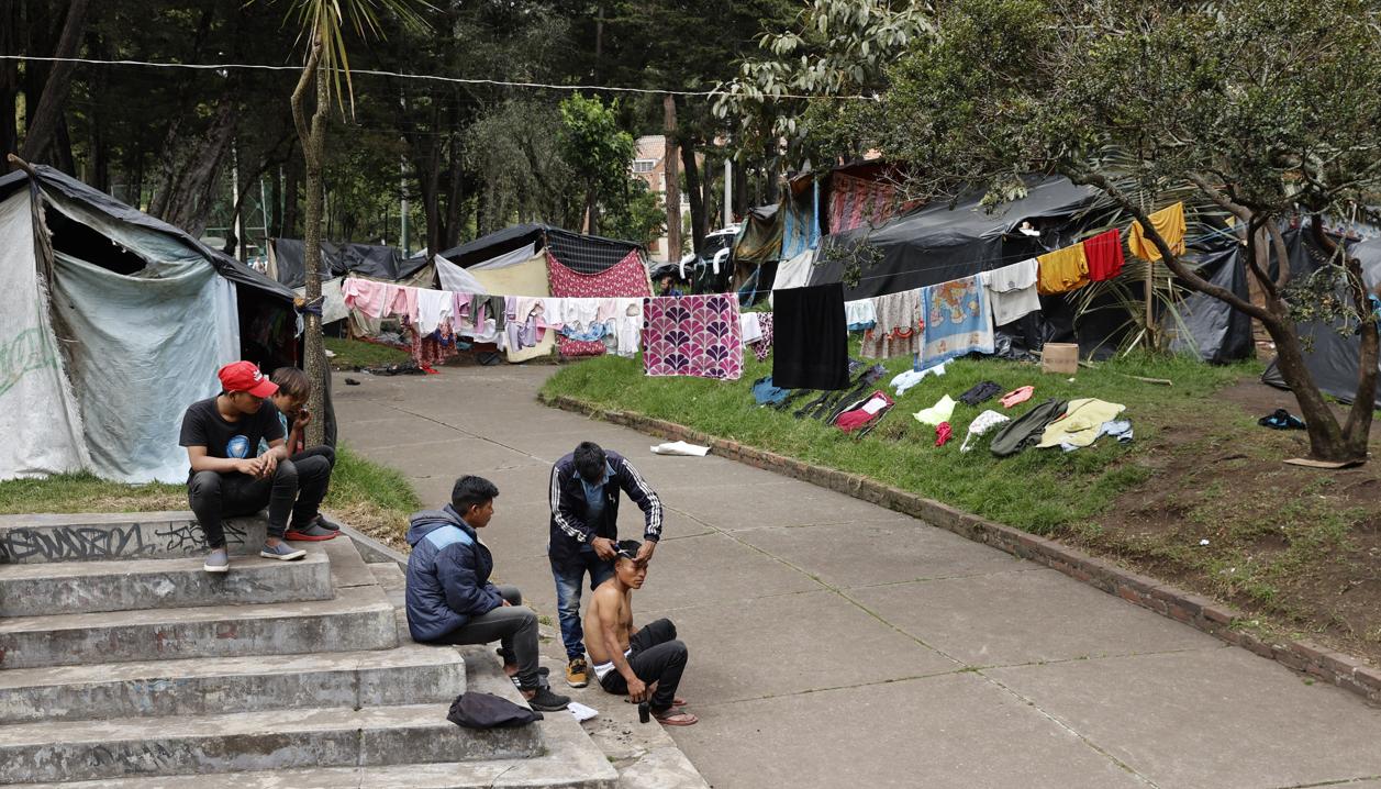Indígenas emberas en el Parque Nacional.