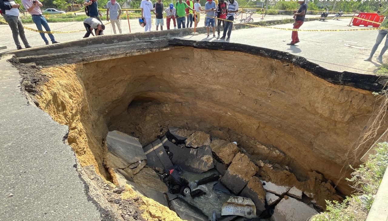 Cráter que se generó por colapso en sector del puente.