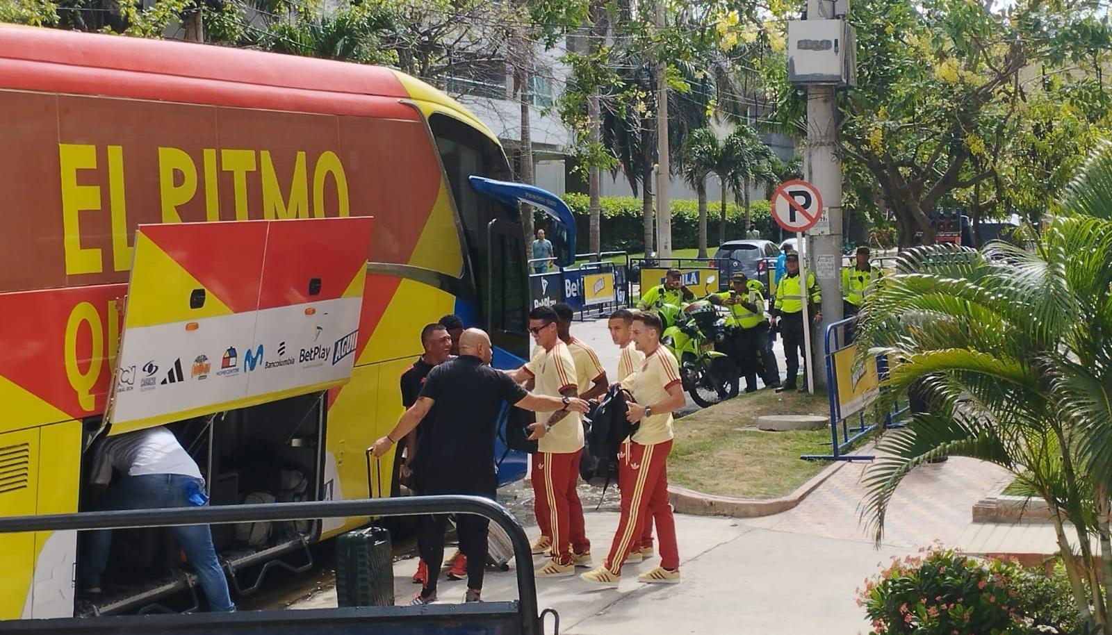 James y otros jugadores a punto de subirse en el bus.