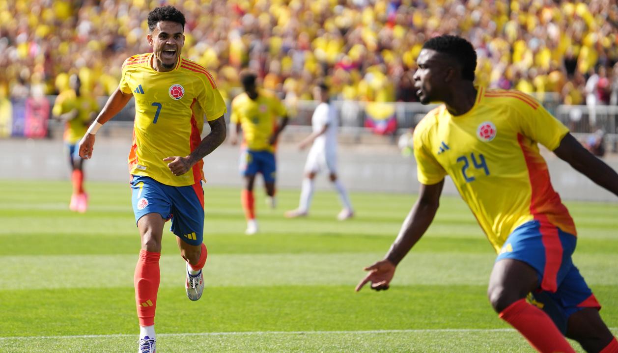 Jhon Córdoba festeja tras marcar el segundo gol de Colombia luego de una asistencia de Luis Díaz.