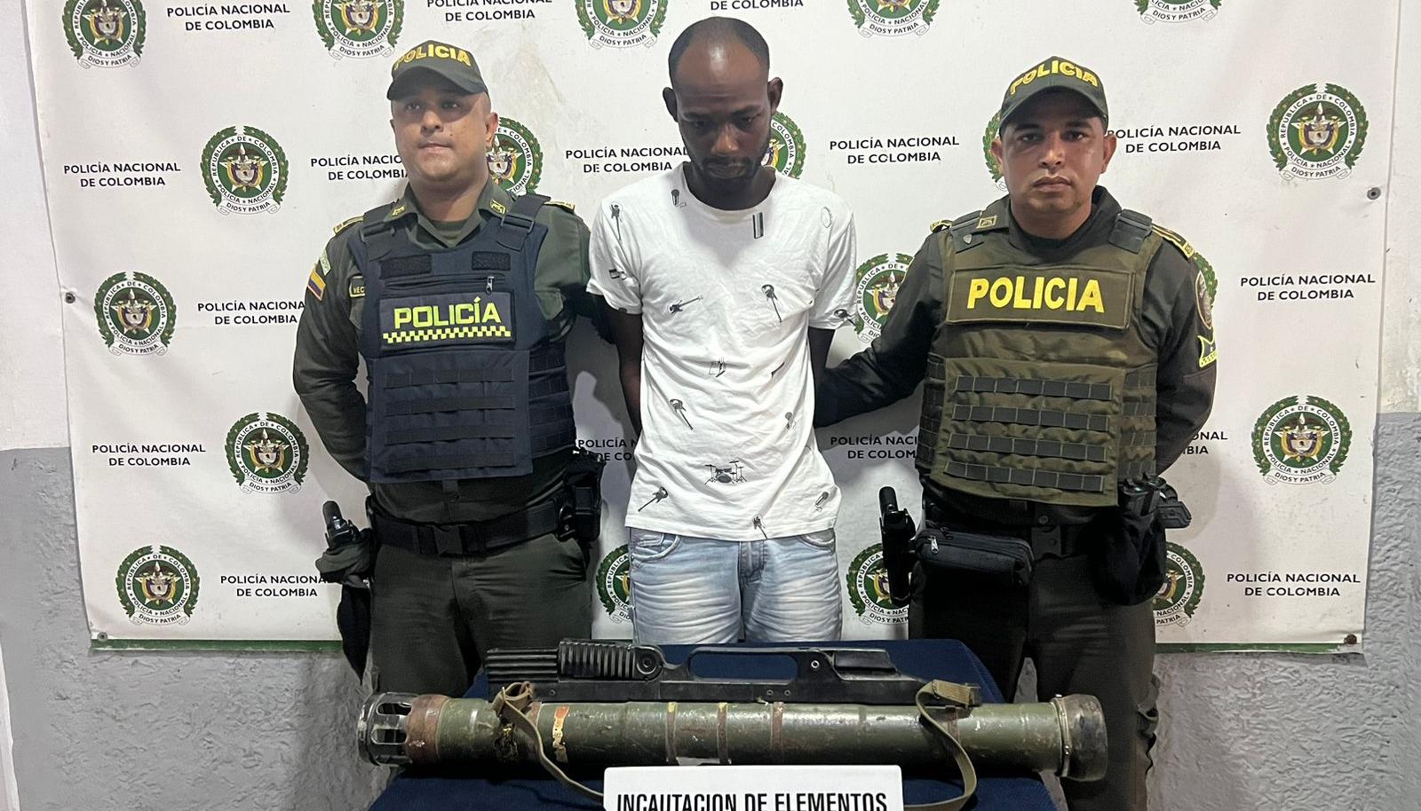 Iverson Harley Padilla Mena y el lanza cohete incautado.