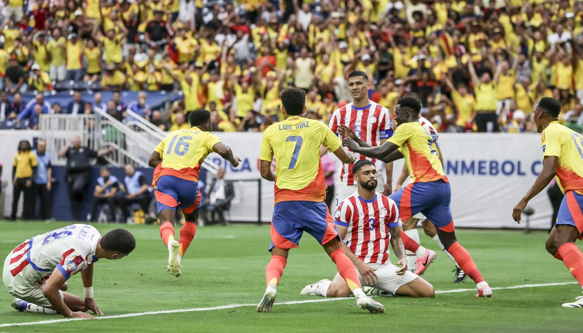 Luis Díaz (7) de espalda, en una acción de juego