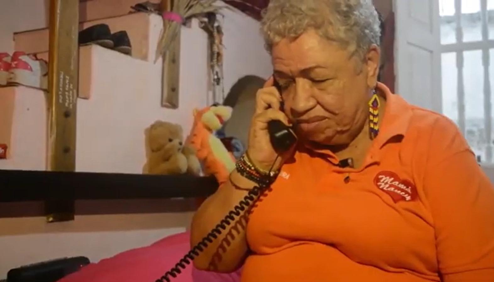 'Mama Nancy' atendiendo una de las llamadas.