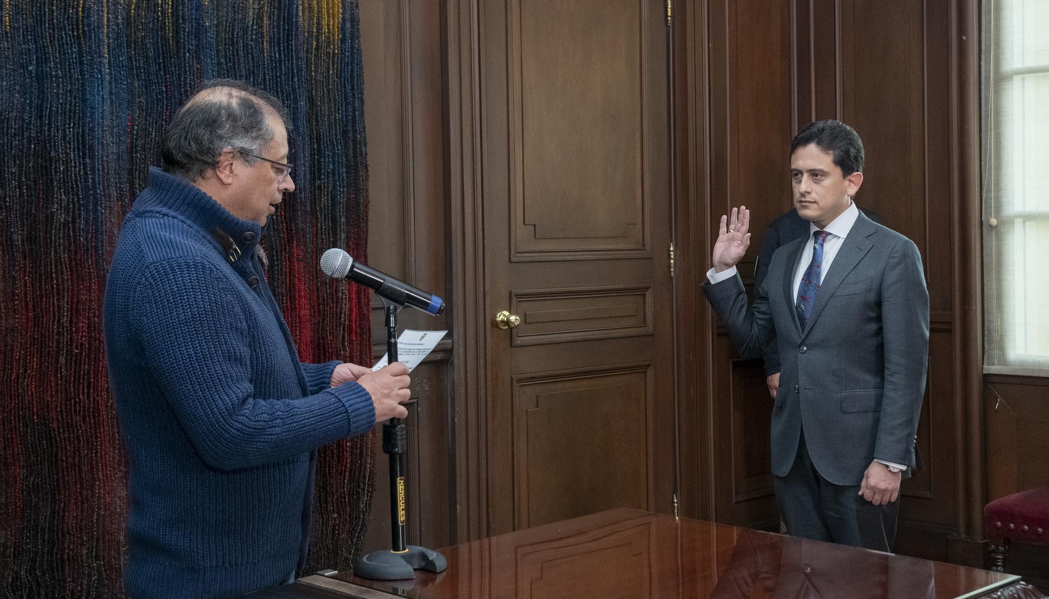 Luis Carlos Reyes tomando posesión ante el Presidente Petro.