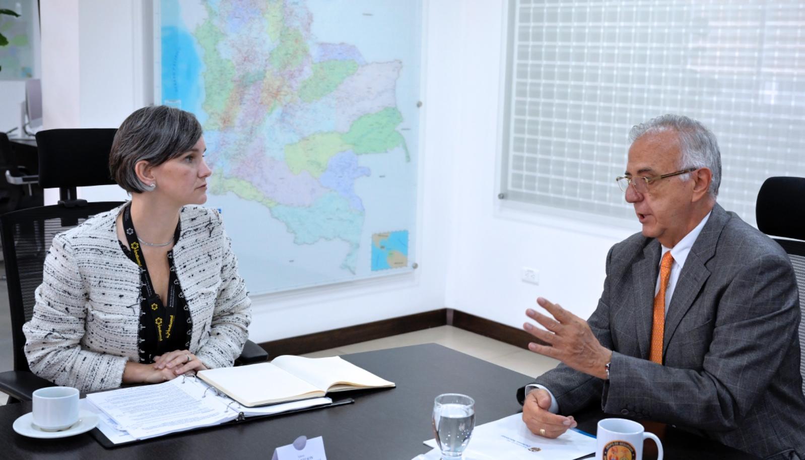 Ana Janaina Nelson y el ministro de Defensa, Iván Velásquez.