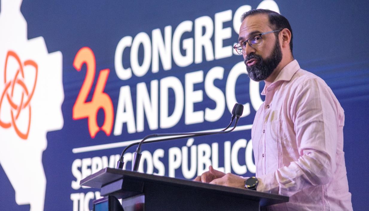 El ministro de Minas, Andrés Camacho.