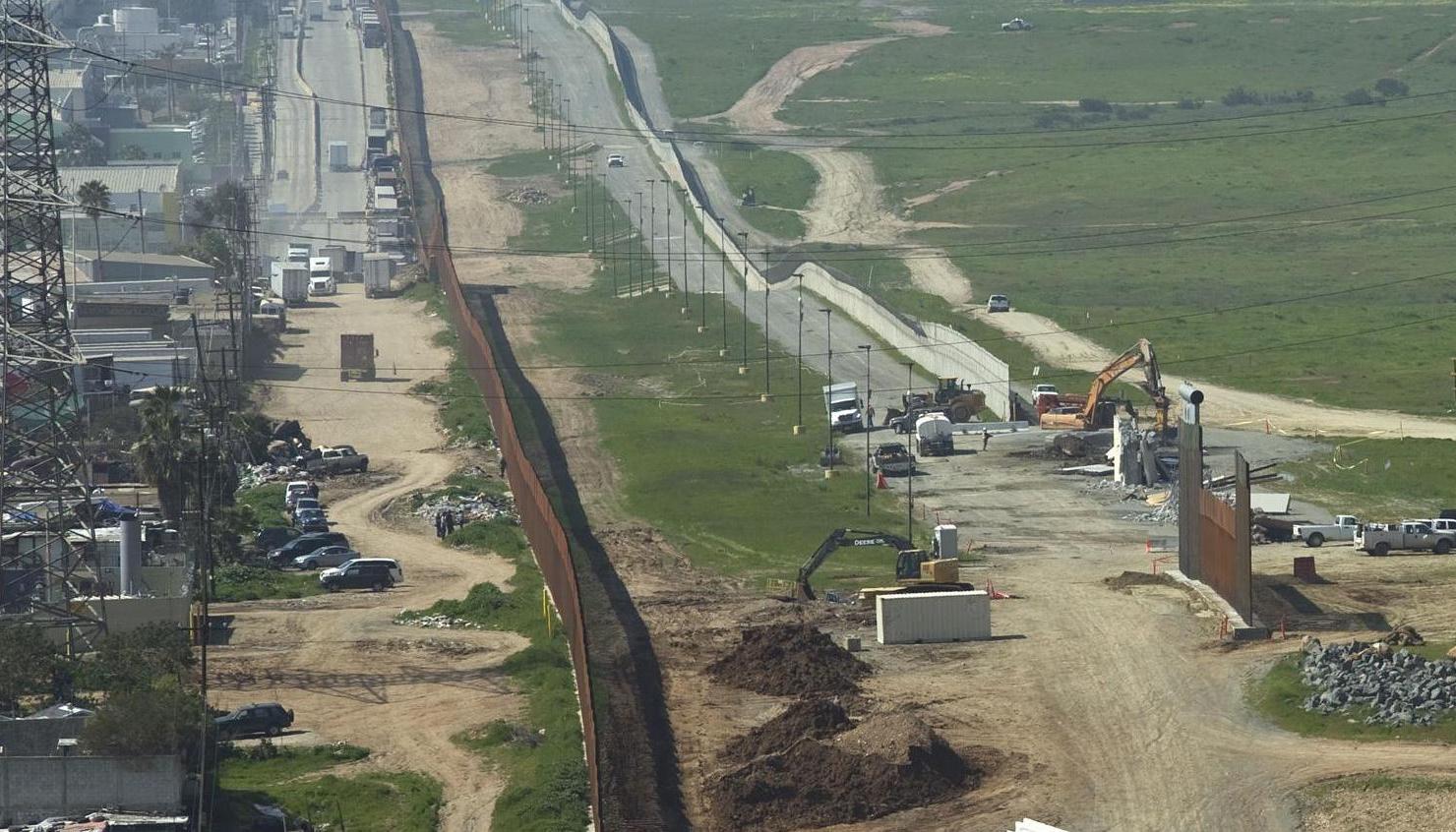 El muro en la frontera entre Estados Unidos y México.