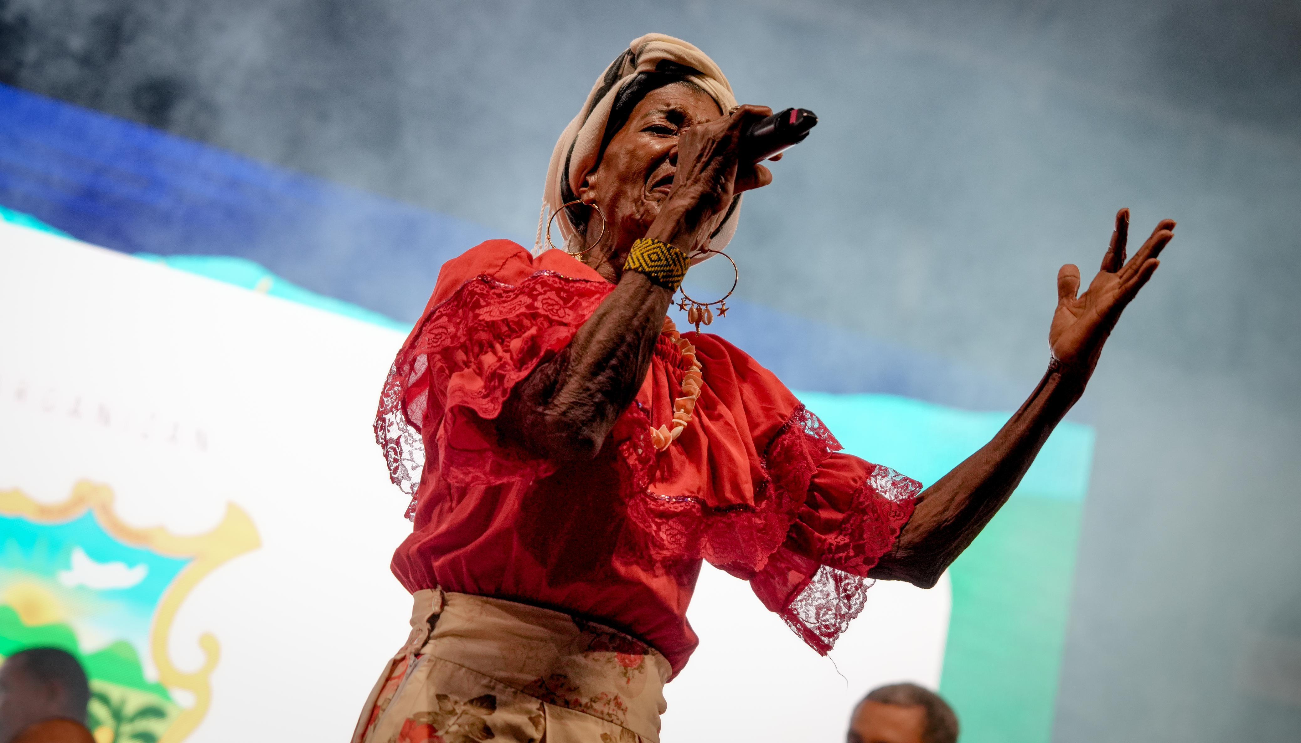 Pabla Flores cantó a ritmo de bullerengue
