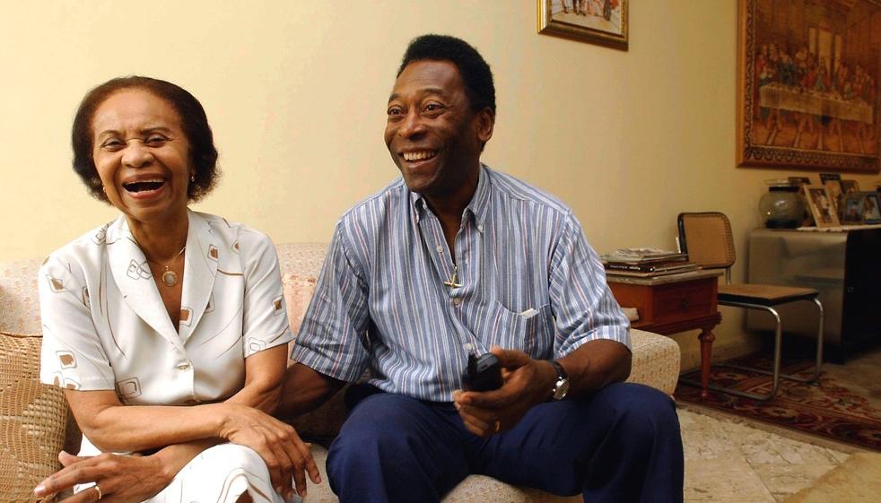 Pelé junto a su madre Celeste Arantes.
