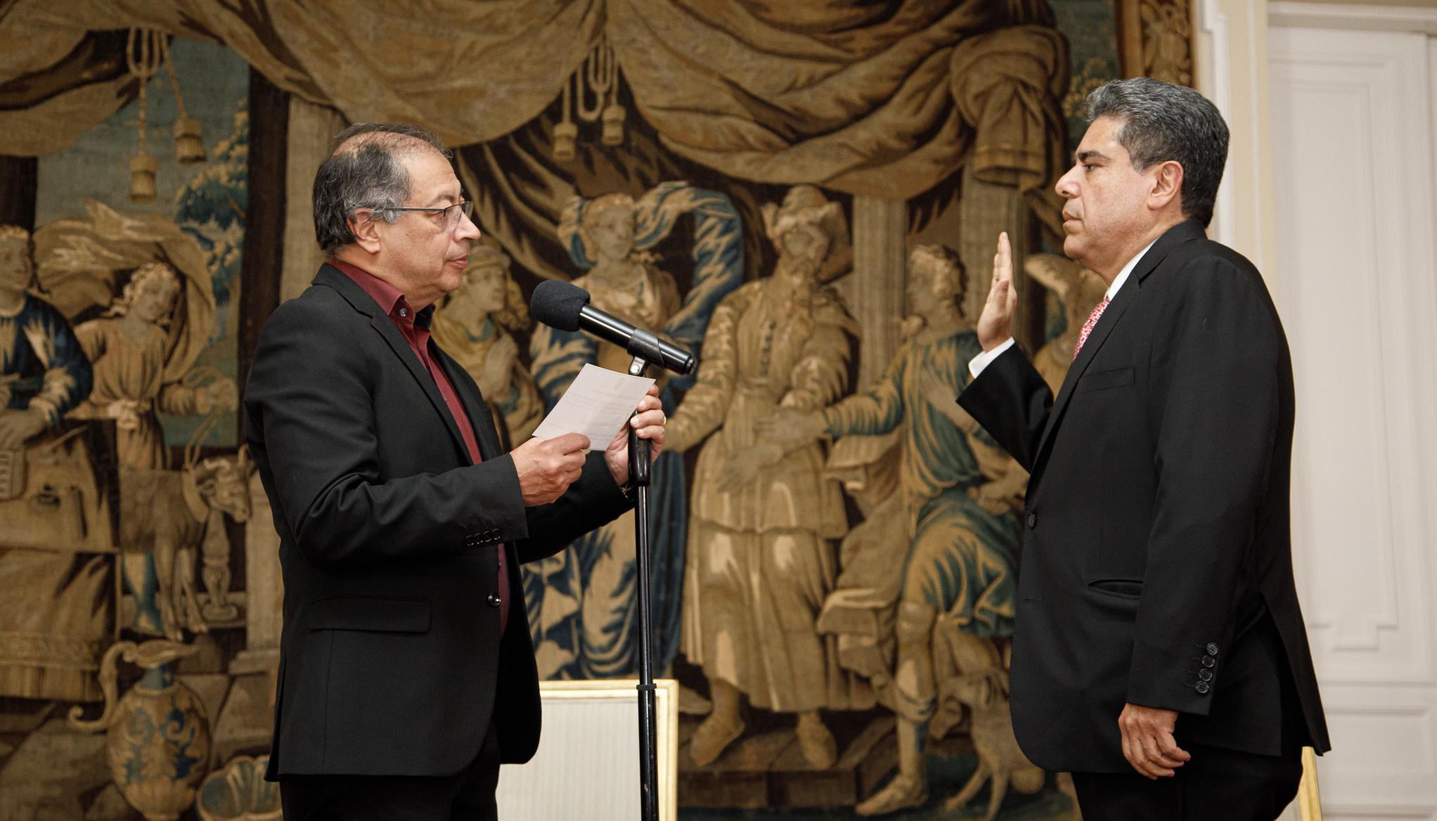 Petro posesionando a Carlos Hernán Rodríguez como Contralor.