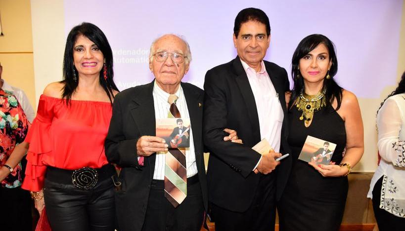 Rafael Campo Miranda junto a sus hijos.