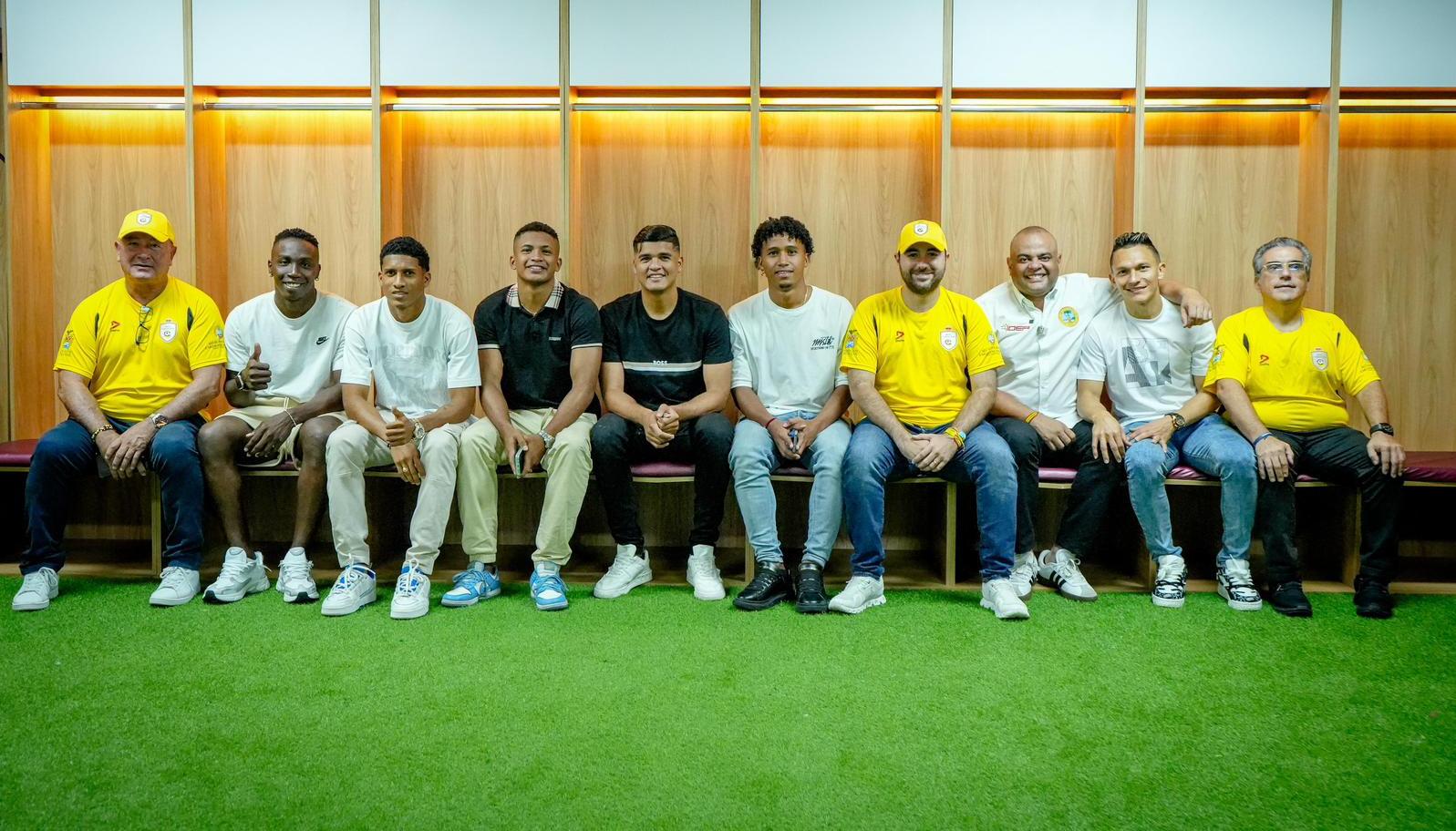 Barrios, Lara, Ditta, Cuero, De La Rosa y Montes junto al gobernador Yamil Arana y el DT Alberto Suárez
