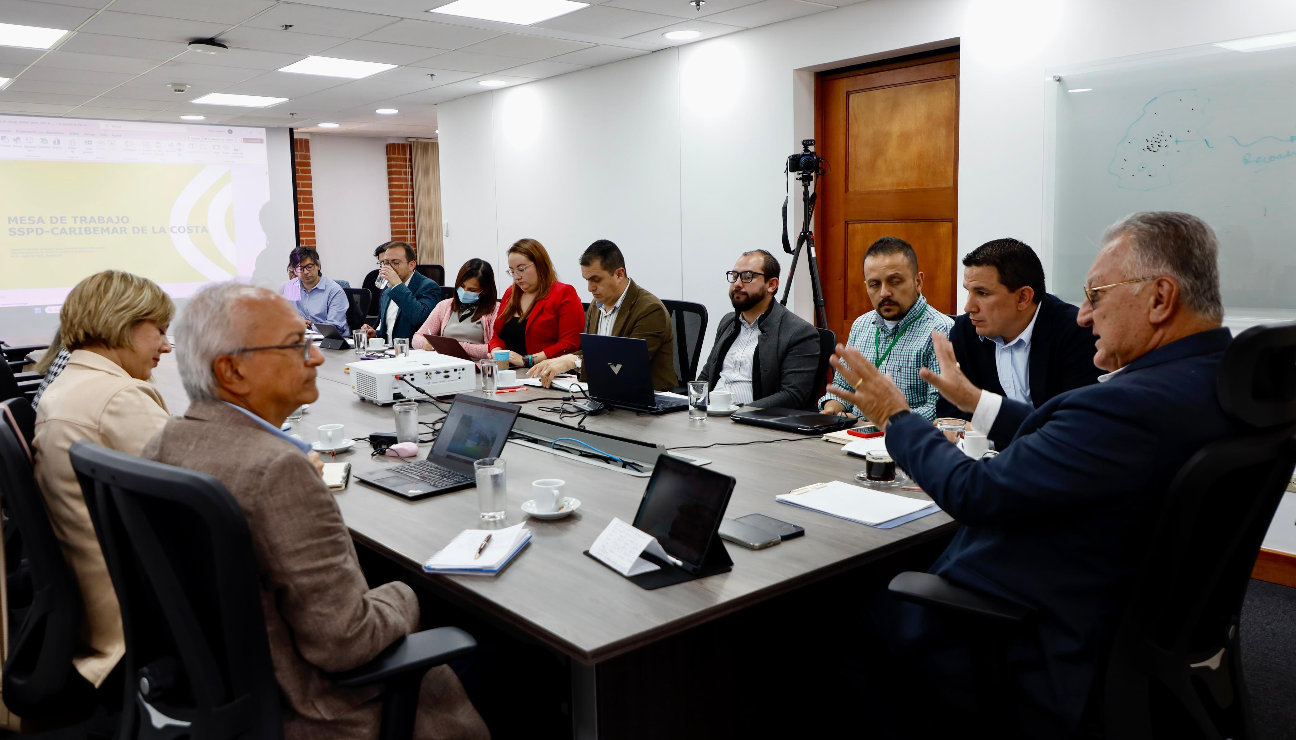 El superintendente Dagoberto Quiroga en la mesa de trabajo con Afinia