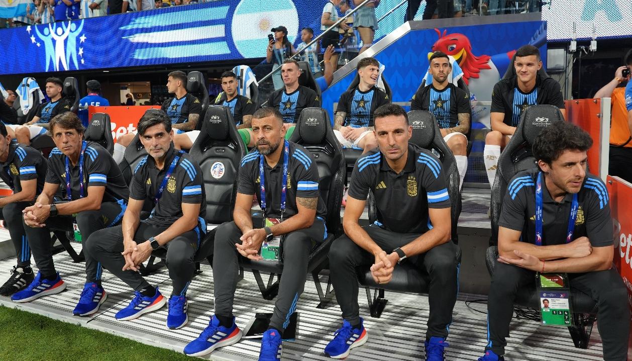 Lionel Scaloni junto a su cuerpo técnico.