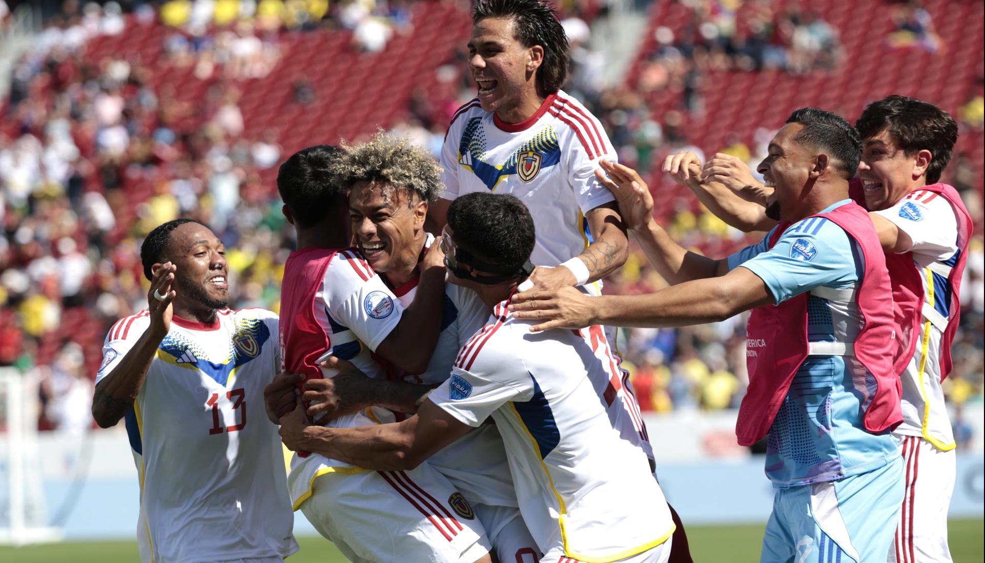 Selección de Venezuela celebrando el triunfo. 