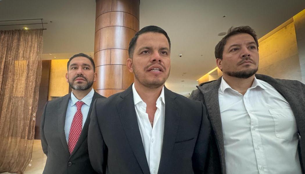 Sneyder Pinilla acompañado de sus abogados defensores.