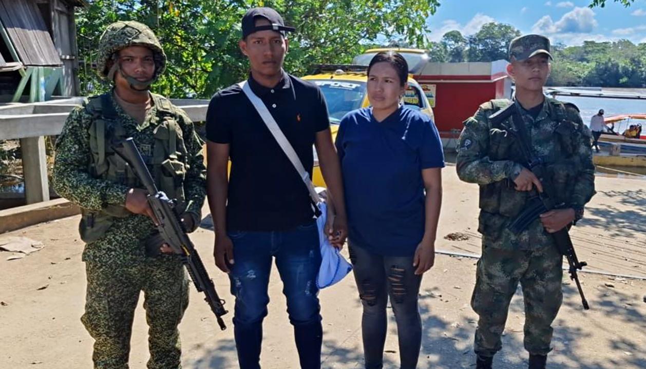 El soldado y su esposa liberados.