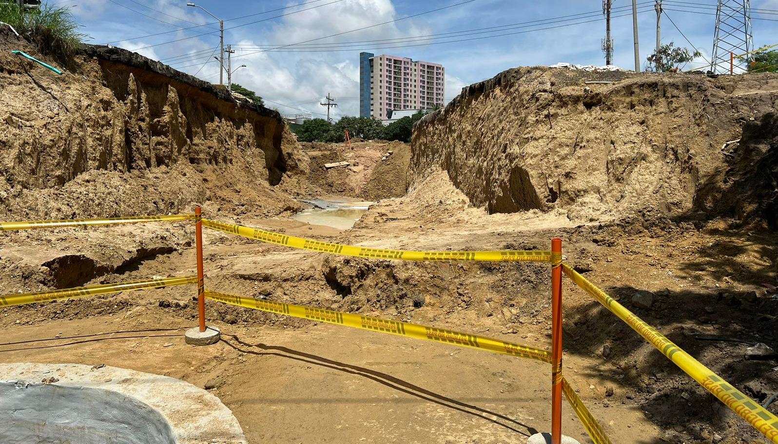 Trabajos de Triple A en el puente de la calle 30.