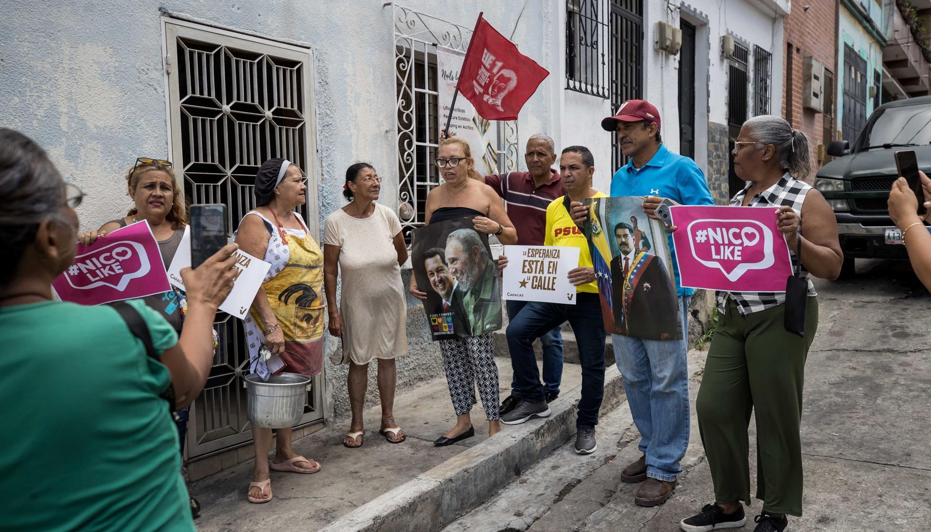 Simpatizantes del oficialismo participan en el simulacro de movilización electoral "simulacro del 1 por 10".