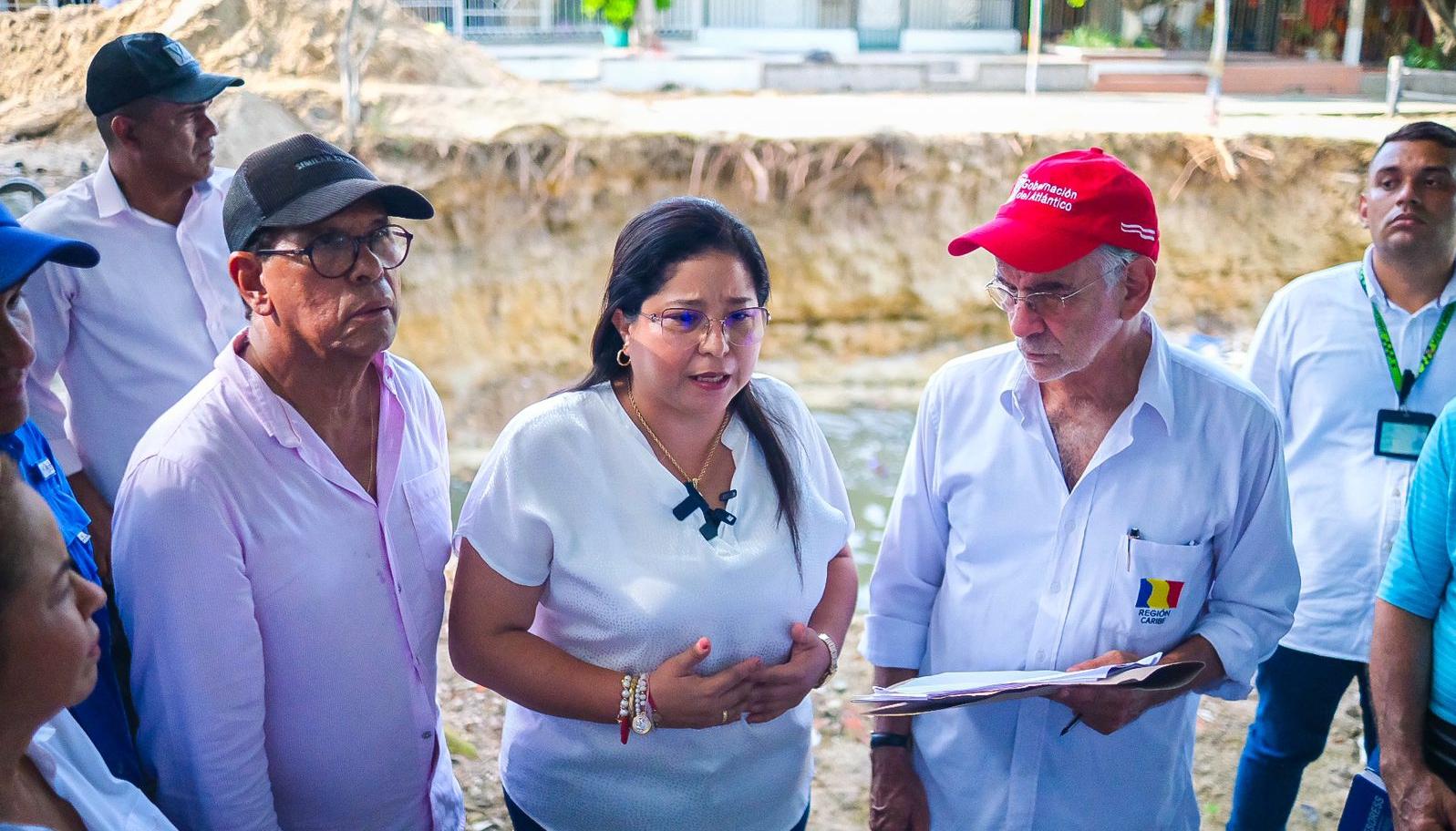 El secretario de Infraestructura del Atlántico, Azael Charris; la alcaldesa de Soledad, Alcira Sandoval, y el gobernador Eduardo Verano.